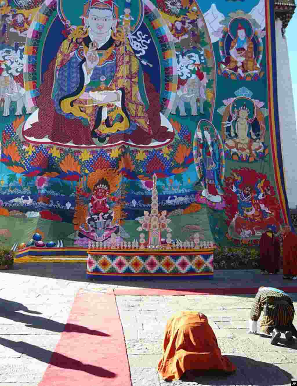Bhutanese bow before a sacred Thongdroel (giant tapestry) unfurled at the Coronation site, the Tashichho Dzong, November 05, 2008 (Photo/VOA - S. Herman)