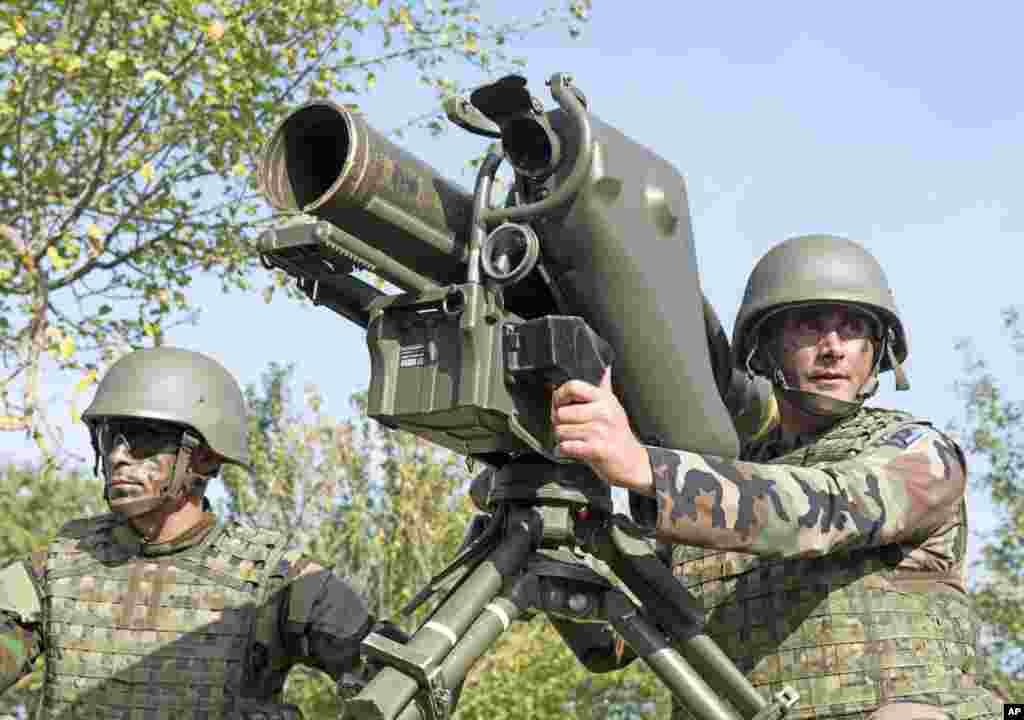 Kurdish peshmerga fighters practice with the anti-tank gun MILAN at the Infantry School of the German Federal Armed Forces Bundeswehr in Hammelburg, Germany, Oct. 2, 2014.