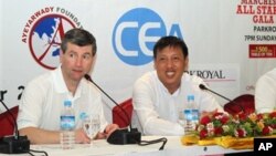 မဲန်ယူအသင်း နောက်တန်း ကစားသမားဟောင်း Denis Irwin နဲ့ မြန်မာဘောလုံးအဖွဲ့ချုပ်ဥက္ကဋ္ဌဦးဇော်ဇော်။