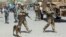 Binh sĩ thuộc lực lượng NATO và Afghanistan tại hiện trường sau một vụ tấn công tại Kabul, ngày 10/8/2014. 