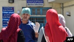 Un médecin devant un hôpital de la ville algérienne de Boufarik, alors que le pays fait face à une épidémie de choléra, le 28 août 2018.