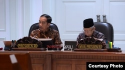 Presiden Joko Widodo bersama Wapres Ma'ruf Amin memimpin Rapat Terbatas terkait "Peningkatan Peringkat Pariwisata Indonesia" di Kantor Presiden, Jakarta, Senin (17/2) (Courtesy: Biro Setpres RI).