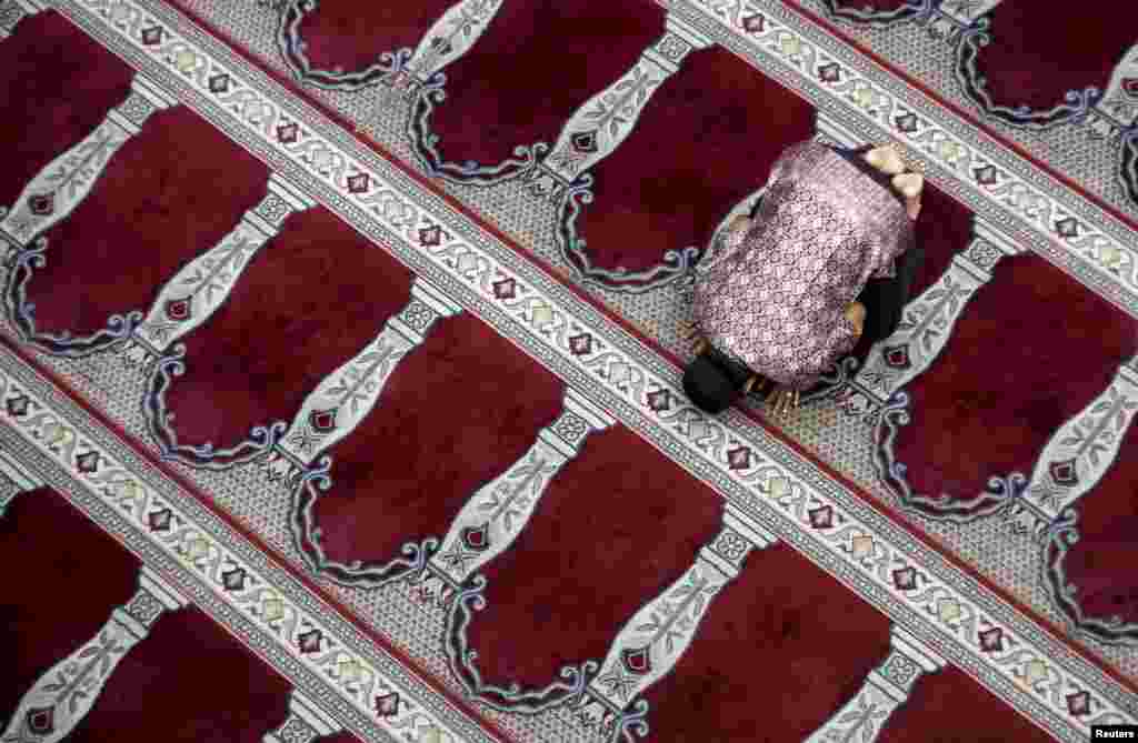 Seorang pria melakukan sholat Jumat di Masjid Cut Meutia di Jakarta, Indonesia.