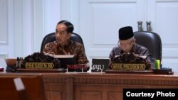 Presiden Joko Widodo bersama Wapres Ma'ruf Amin memimpin Rapat Terbatas terkait "Peningkatan Peringkat Pariwisata Indonesia" di Kantor Presiden, Jakarta, Senin (17/2) (Courtesy: Biro Setpres RI).