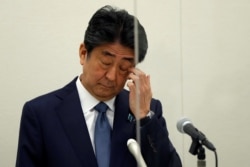 Mantan PM Jepang Shinzo Abe, dalam konferensi pers di Tokyo, Jepang, 24 Desember 2020.