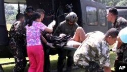 Tentara Filipina bergegas membawa korban ledakan bom pinggir jalan di kota Datu Saudi Ampatuan, provinsi Maguindanao, Filipina Selatan, ke sebuah rumah sakit militer, Sabtu (1/2).