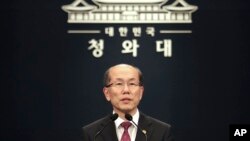 김유근 한국 국가안보실 1차장이 22일 청와대에서 한일 군사정보보호협정(GSOMIA·지소미아) 관련 브리핑을 하고 있다.