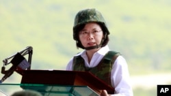 台湾总统蔡英文在视察以大陆为假想敌的军事演习中讲话。