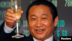 中国铝业巨头忠旺集团董事长刘忠田庆贺该集团在香港上市。（2009年5月8日）
