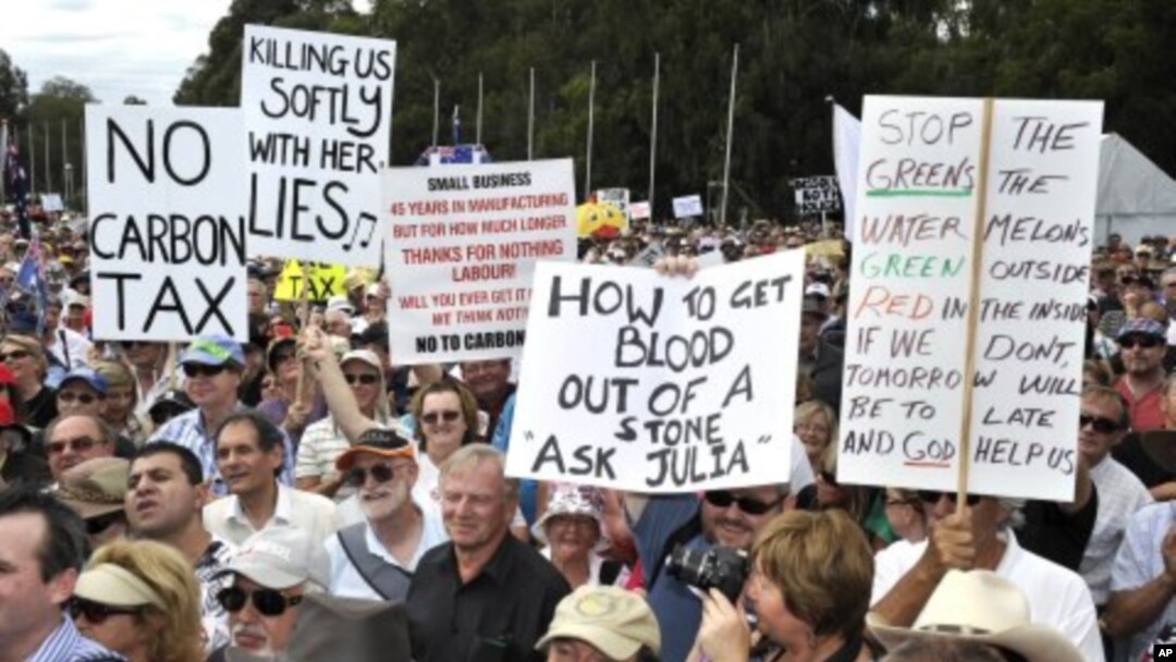 Demonstran Australia menentang pemberlakukan pajak karbon yang menurut mereka akan merugikan perekonomian (foto: dok).
