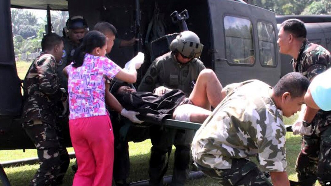 Tentara Filipina bergegas membawa korban ledakan bom pinggir jalan di kota Datu Saudi Ampatuan, provinsi Maguindanao, Filipina Selatan, ke sebuah rumah sakit militer, Sabtu (1/2).