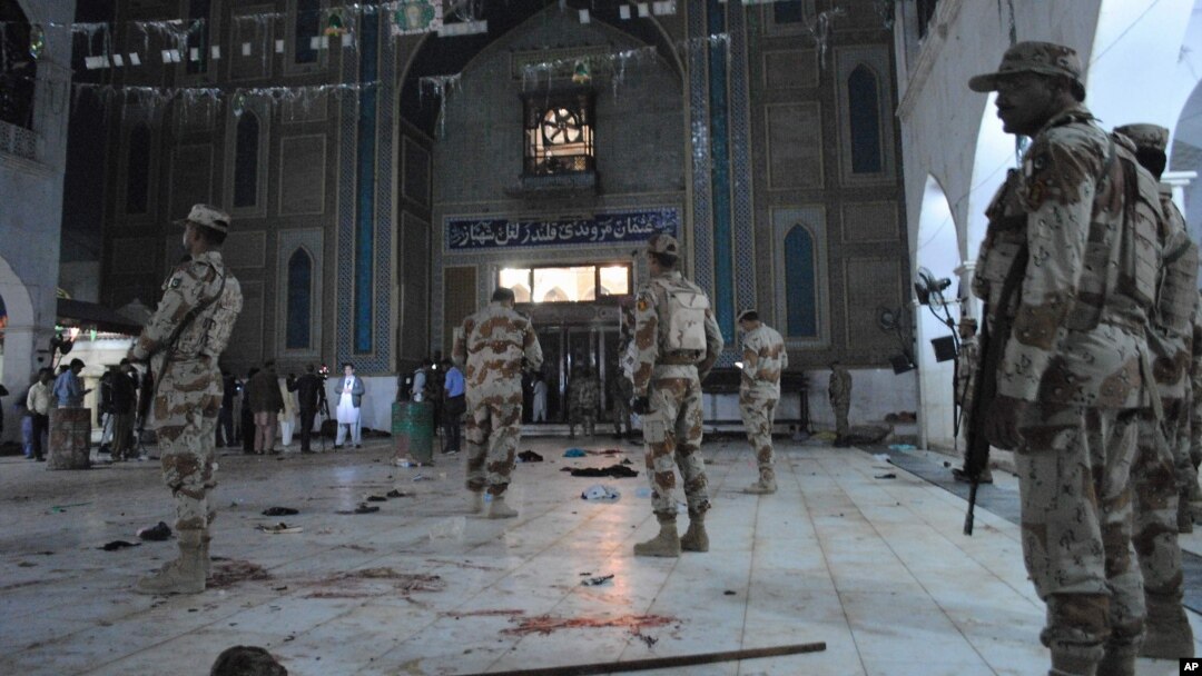 Pasukan keamanan Pakistan siaga di lokasi pasca ledakan di masjid di kota Sehwan Sharif, di pedalaman provinsi Sindh, Kamis (16/2).