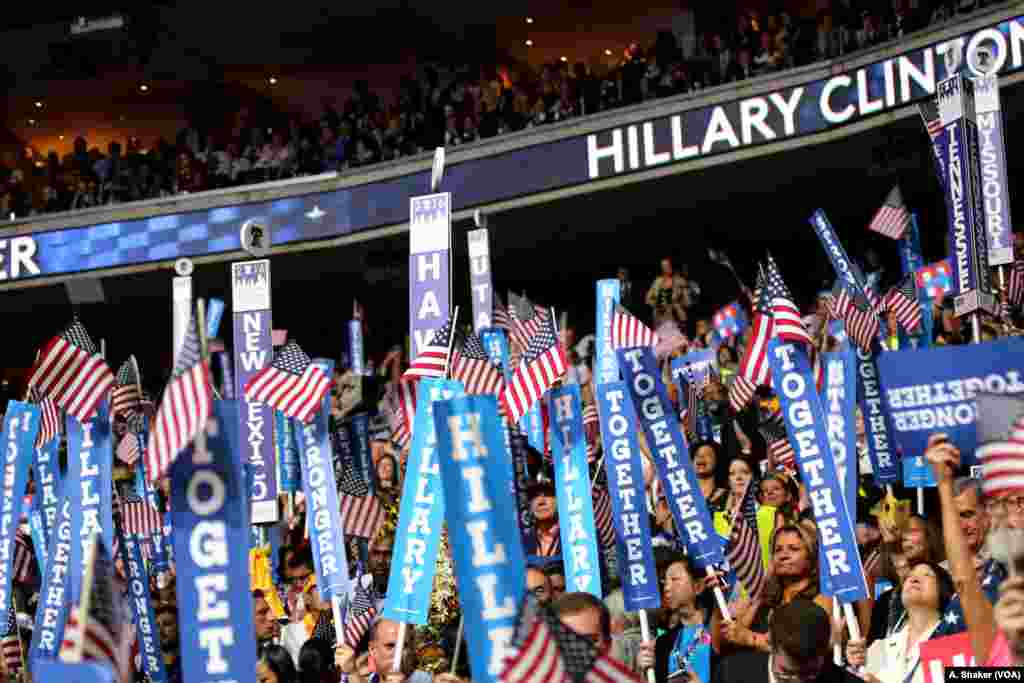 Delegates on the floor of the Democratic National Convention cheer ahead of Hillary Clinton's acceptance speech on the final night at the Wells Fargo Arena, July 28, 2016. (A. Shaker/VOA)