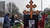 俄罗斯反对派领袖阿列克塞·纳瓦尔尼的母亲柳德米拉·纳瓦尔纳娅(图左，Lyudmila Navalnaya) 和他的岳母（名字不详）到给纳瓦尔尼墓前献花。