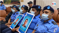 Agentes policiales sostienen pancartas de policías que murieron durante las protestas contra el gobierno en abril de 2018. [Foto: VOA/ Houston Castillo].