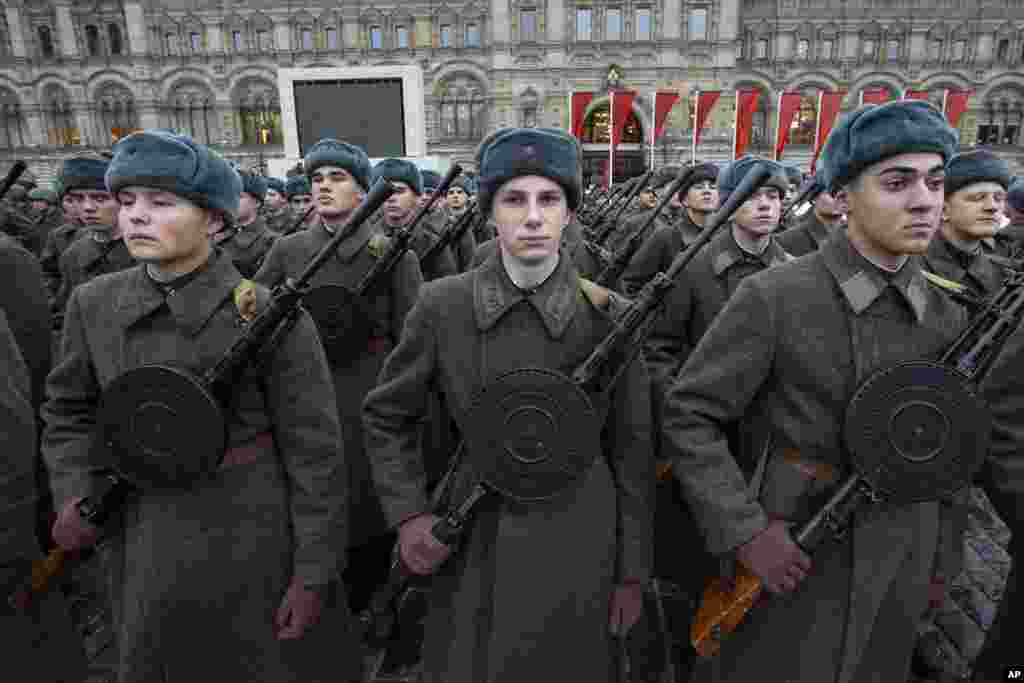 تمرین رژه ارتش سرخ. بازسازی نمایش سربازان شوروی سابق که برای سالگرد واقعه هفت نوامبر ۱۹۴۱ رژه&zwnj; می&zwnj;روند.&nbsp;