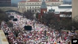 Архівне фото. 21 січня 2017 року Марш жінок заповнив авеню Незалежності у Вашингтоні на знак протесту проти політики тодішнього президента Дональда Трампа. Оглядачі називають його найбільшим одноденним протестом в історії США. 