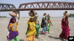 Des femmes à la recherche d'eau, Kotli, Pakistan, le 8 mai 2008