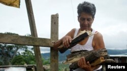 Maria Garcia membawa kayu bakar di rumahnya di San Cristobal, Venezuela, 5 Agustus 2017.