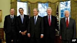 지난 2009년 1월 취임식을 앞둔 바락 오바마 미국 대통령이 조지 W. 부시 대통령을 비롯한 전직 대통령들과 백악관에서 만났다. 왼쪽부터 조지 H. W. 부시, 오바마, 조지 W. 부시, 빌 클린턴, 지미 카터 대통령.