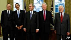 FILE: UPresident-elect Barack Obama uhlangabezwa eWhite House nguMongameli George W. Bush, labake babamba isikhundla lesi abagoqela uGeorge H.W. Bush, Bill Clinton, loJimmy Carter. 