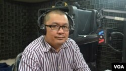 Mr. Ou Virak, founder and president of Future Forum participates in VOA Khmer's Hello VOA radio call-in show about the importance of policy researchers for impoverished country, Monday, February 02, 2015. (Lim Sothy/VOA Khmer)