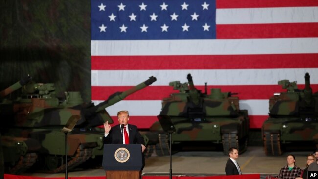 Trump visitó el Centro de Fabricación de Sistemas Conjuntos de la Planta de Tanques del Ejército de Lima (LATP), la única planta de fabricación de tanques que queda en el país, en Lima, Ohio, EE. UU.