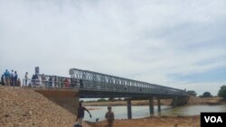 The South Sudan states of Gogrial, Tonj and Wau are now connected by the new bridge in Kuajob. Residents say until now, it has often been difficult, even treacherous to cross the Jur River. (Waakhe Simon Wudu/VOA) 