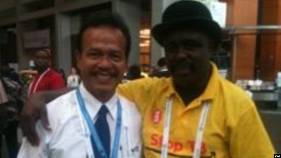 Mumena (kanan), ketua suku Kaonde di Zambia, bersama wartawan VOA, Leonard Triyono, pada Konferensi AIDS Internasional di Washington, DC (27/7).