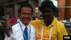 Mumena (kanan), ketua suku Kaonde di Zambia, bersama wartawan VOA, Leonard Triyono, pada Konferensi AIDS Internasional di Washington, DC (27/7).