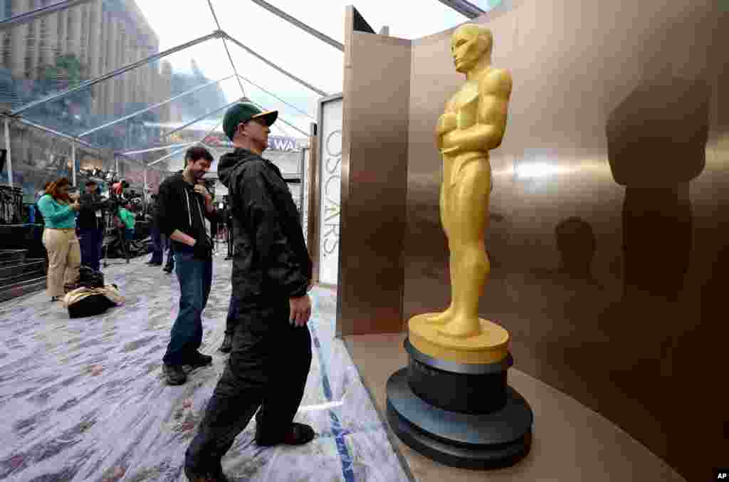 Preparations continue on the red carpet during rainy weather for the 86th Academy Awards in Los Angeles, California, Feb. 28, 2014.&nbsp;
