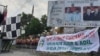 Aksi demo di depan kantor KPU Solo, Jumat (26/4). (Foto: VOA/Yudha)