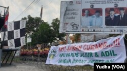 Aksi demo di depan kantor KPU Solo, Jumat (26/4). (Foto: VOA/Yudha)