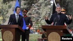 Afghanistan's President Hamid Karzai, right, and NATO Secretary General Anders Fogh Rasmussen at joint news conference, Kabul, Oct.18, 2012.