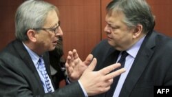 Thủ tướng Luxembourg Jean-Claude Juncker (trái) nói chuyện với Bộ trưởng Tài chính Hy Lạp Evangelos Venizelos tại Brussels