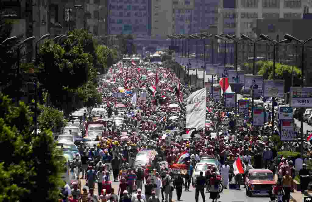 Supporters of ousted Egyptian President Mohamed Morsi take part in a demonstration in Cairo, August 9, 2013.