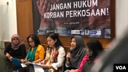 ICJR mengecam hukuman terhadap korban perkosaan dan mendesak pembebasan WA di Jambi dalam konferensi pers di Jakarta, Minggu 5/8. (Foto dok.: Rio Tuasikal/VOA)