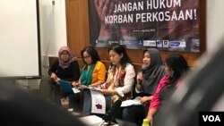 Peneliti ICJR Maidina Rahmawati mendesak pembebasan WA, anak perempuan di Jambi, dalam konferensi pers di Jakarta, Minggu (5/8/2018) siang. (Foto: Rio Tuasikal/VOA)