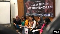 Peneliti ICJR Maidina Rahmawati mendesak pembebasan WA, anak perempuan di Jambi, dalam konferensi pers di Jakarta, Minggu (5/8/2018) siang. (Foto: Rio Tuasikal/VOA)