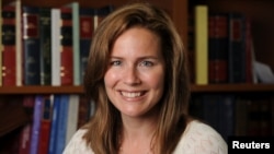 La juge Amy Coney Barrett, professeure de droit à l'Université Notre Dame, actuellement en poste à la Cour d'appel américaine pour le 7e circuit, pose dans une photographie non datée obtenue de l'Université Notre Dame le 19 septembre 2020. (Photo Matt Cashore/Notre Dame Univ.)