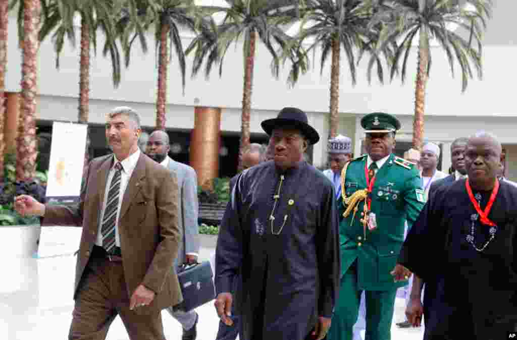 尼日利亚总统乔纳森2013年2月6日在该国代表团成员和安全人员陪同簇拥下抵达伊斯兰合作组织国家首脑会议会场。