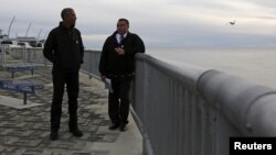 2015年9月2日阿拉斯加: 美国总统奥巴马（左）巡视防止海平面上升的科策布岸大道工程