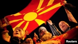 Demonstranti drže makedonsku zastavu tokom protesta ispred parlamenta zbog najava da će albansk jezik biti više u upotrebi, Skoplje, Makedonija, 28. februar 2017. (REUTERS/Stringer - RTS10UAZ)