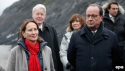 Le président français François Hollande, à droite, la ministre de l'Environnement Ségolène Royal, à gauche, le Président Olafur Ragnar Grimsson (derrière) et la Première Dame de l'Islande, Dorrit Moussaieff, (au centre) lors d'une visite officielle en Islan
