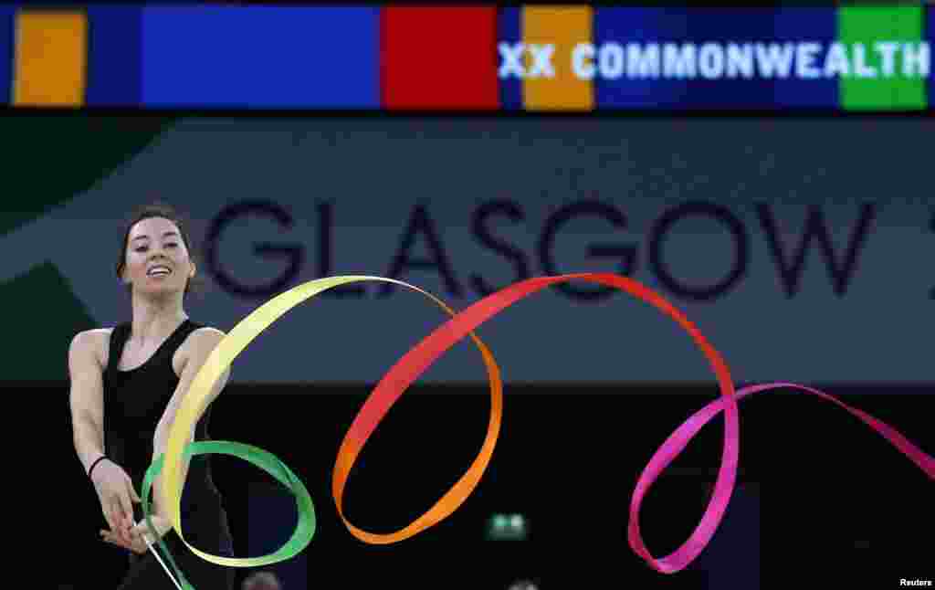 Julene van Rooyen, atleta sul-africana, apresenta o seu número em ginástica rítmica, durante um treino para os Jogos da Commonwealth em Glasgow, Escócia.