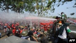 Tajlandska vojska koristi vodene topove protiv antivladinih demonstranata u Bangkoku