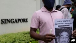 Kertas selebaran yang bergambar Nagaenthran K. Dharmalingam divonis mati karena menyelundupkan heroin ke Singapura, di luar kedutaan Singapura di Kuala Lumpur, Malaysia, Senin, 8 November 2021. (Foto: AP)