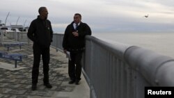 Presiden AS Barack Obama (kiri) meninjau Proyek Kotzebue untuk mengatasi erosi pantai akibat meningkatnya permukaan air laut di kota Kotzebue, Alaska (2/9).