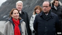 Le président français François Hollande, à droite, la ministre de l'Environnement Ségolène Royal, à gauche, le Président Olafur Ragnar Grimsson (de dos) et la Première Dame de l'Islande, Dorrit Moussaieff, (au centre) lors d'une visite officielle en Islande.