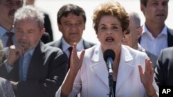 Roussef habló junto al expresidente Lula da Silva, al abandonar el palacio presidencial de Planalto en Brasilia.